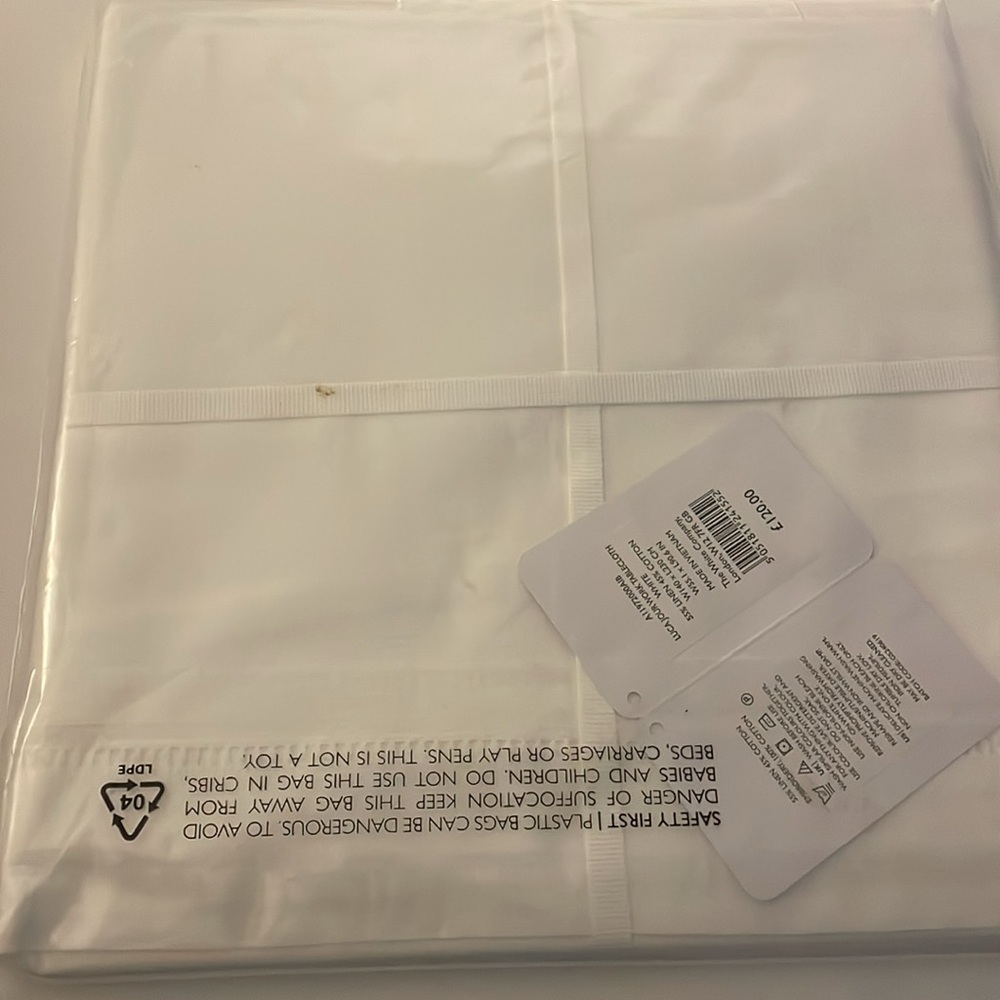 The White Company London - Luca Jour Work Tablecloth in White - Picture 5 of 6